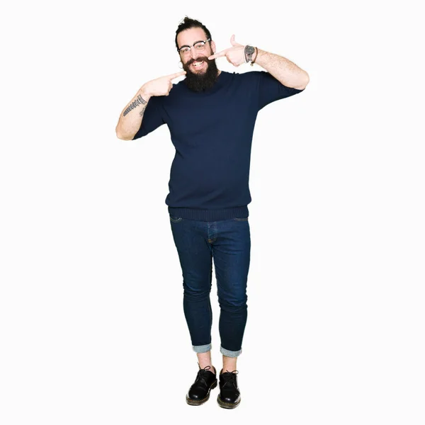 Joven Hipster Hombre Con Pelo Largo Barba Con Gafas Sonriendo —  Fotos de Stock