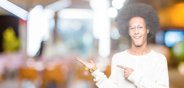 Giovane Uomo Afro Americano Con Capelli Afro Indossare Occhiali Stupito — Foto Stock