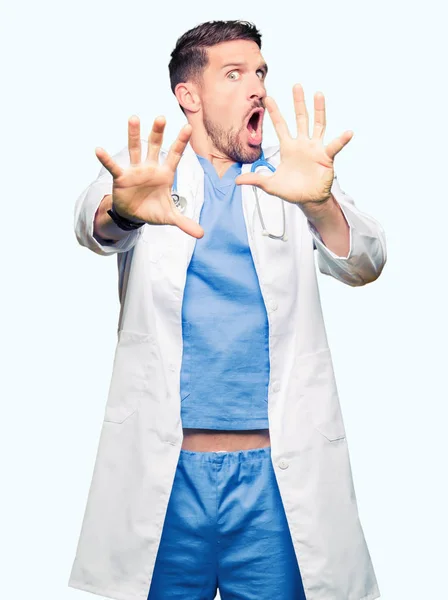 Przystojny Lekarz Człowiek Ubrany Uniform Medyczny Białym Tle Boi Przerażony — Zdjęcie stockowe