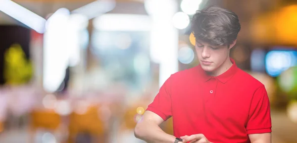 Jeune Bel Homme Portant Shirt Rouge Sur Fond Isolé Vérifier — Photo