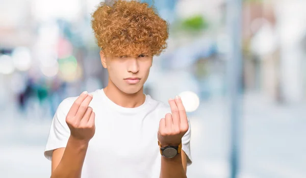 Junger Gutaussehender Mann Mit Afro Haaren Trägt Legeres Weißes Shirt — Stockfoto