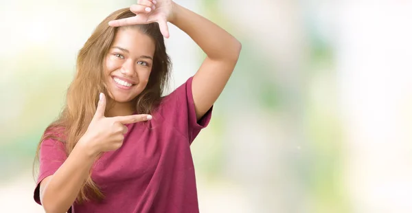 Joven Mujer Morena Hermosa Sobre Fondo Aislado Sonriendo Haciendo Marco —  Fotos de Stock