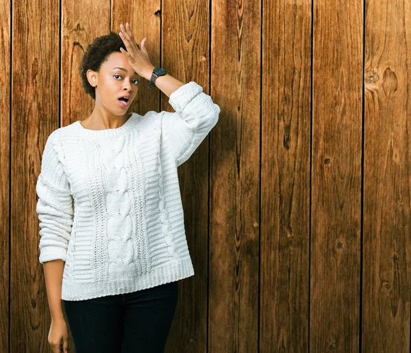 Mooie Jonge African American Vrouw Trui Dragen Geïsoleerde Achtergrond Verrast — Stockfoto