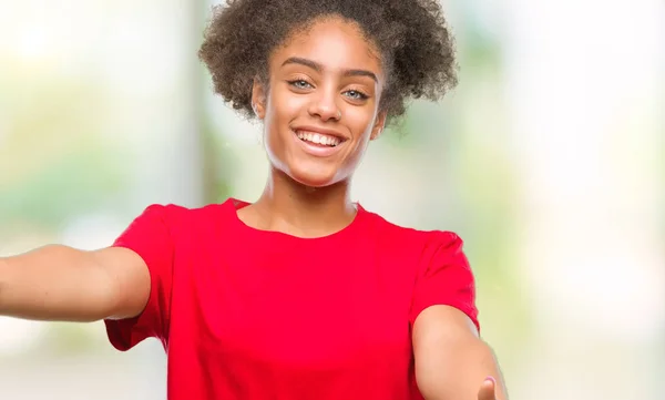 Jovem Afro Americana Sobre Fundo Isolado Olhando Para Câmera Sorrindo — Fotografia de Stock