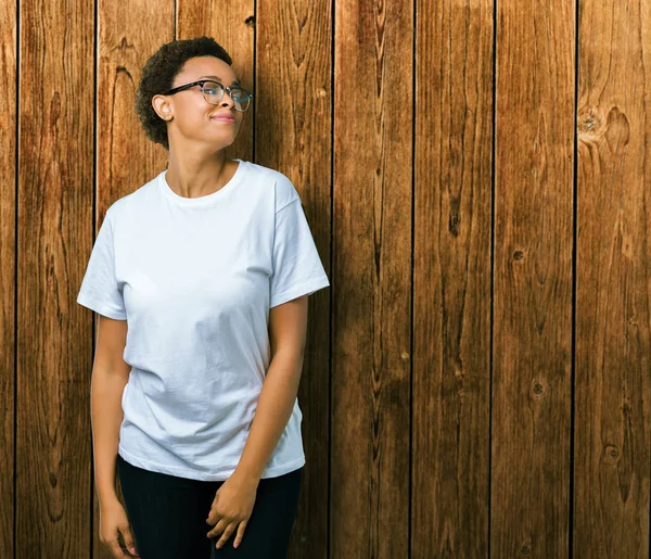 Mooie Jonge African American Vrouw Het Dragen Van Bril Geïsoleerde — Stockfoto