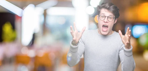 Üzerinde Gözlük Takan Genç Yakışıklı Adam Deli Kutluyor Arka Plan — Stok fotoğraf