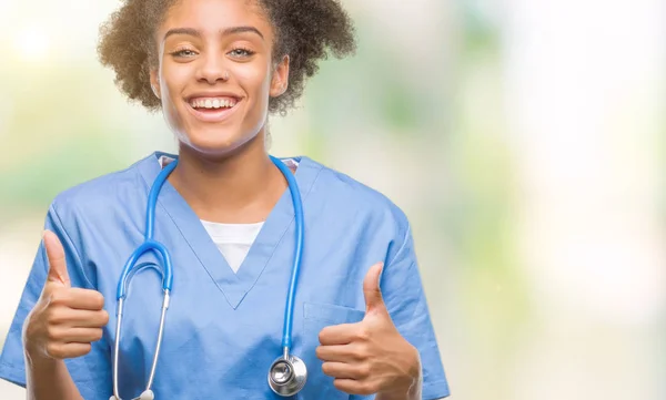 Junge Afroamerikanische Ärztin Über Isoliertem Hintergrund Erfolgszeichen Tun Positive Geste — Stockfoto