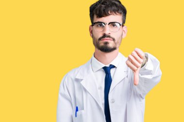 Mutsuz ve kızgın ret gösterilen ve başparmak aşağı hareketi ile negatif seyir izole arka plan üzerinde beyaz önlük giyen genç profesyonel bilim adamı. Kötü ifade.