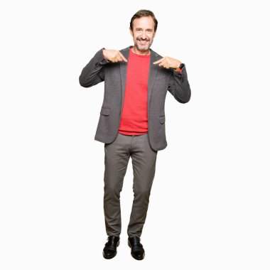 Yüzünde gülümseme ile kendinden emin görünüyorsun, kendini gururlu ve mutlu parmakları ile işaret orta yaş yakışıklı iş adamı.