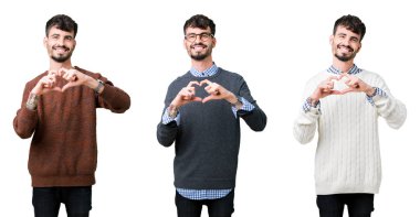 Kolaj bir genç adam aşık kalp simgesi ve elleriyle şekil gösteren gülümseyen izole arka plan üzerinde bir kazak giyiyor. Romantik kavramı.