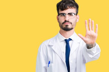 Stop yapıyor izole arka plan üzerinde beyaz önlük giyen genç profesyonel bilim adamı elin avuç ile şarkı. Negatif ve ciddi bir jest yüz ifadesiyle uyarı.