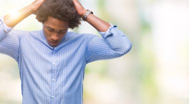 Afro Amerikalı adam çünkü umutsuz ve stresli baş ağrısı acı izole arka plan üzerinde ağrı ve migren. Ellerini kafasına.