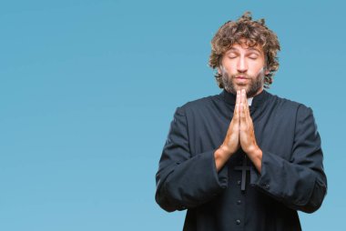 Yakışıklı İspanyol Katolik rahip adam eliyle birlikte AF emin gülümseyen için soran dua izole arka plan.