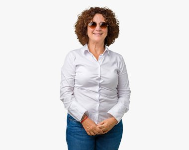 Güzel orta ager üst düzey iş kadını yüzünde mutlu ve güzel bir gülümseme ile izole arka plan üzerinde güneş gözlüğü takıyor. Şanslı kişi.