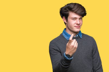 Genç yakışıklı zarif adam izole arka plan üzerinde Beckoning gel burada mutlu ve gülümseyerek el davet ile jest