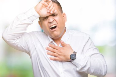 Orta yaş Arap zarif adam izole arka plan dokunmadan üzerinde hastalık ve ateş, grip ve soğuk, virüs hasta için alın