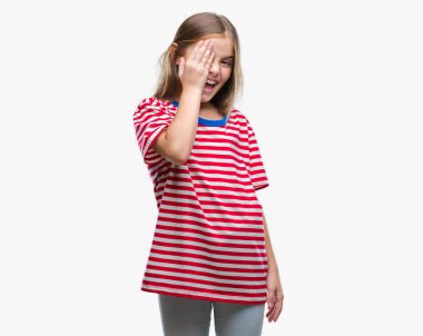 Genç güzel kız yüz ve sürpriz duygu kendinden emin gülümseme ile el ile bir göz kapsayan izole arka plan üzerinde.