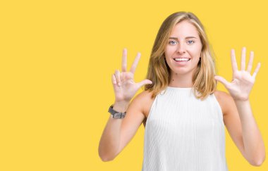 Güzel genç zarif kadın gösterilen ve parmakları ile işaret izole arka plan yüzünden kendinden emin ve mutlu gülümseyerek süre 8 numaralı.