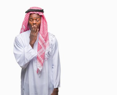 Geleneksel keffiyeh izole arka plan üzerinde giyen genç Arapça Afrika adam el ağzıyla kapsayan yorgun esneme sıkılmış. Restless ve uyku hali.