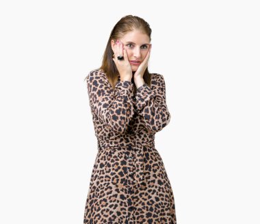 Üzerinde leopar elbise giyen güzel orta yaş olgun zengin kadın yüzü, depresyon ve üzüntü, üzgün ve sorun için tahriş kapsayan arka plan yorgun eller izole