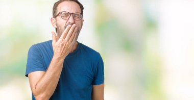 İzole arka plan üzerinde gözlük nedir yakışıklı orta yaş ağarmış komuta sizde el ağzıyla kapsayan yorgun esneme sıkılmış. Restless ve uyku hali.