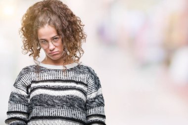 Kızgın ve korkmuş ağlıyor depresif izole arka plan ve sıkıntı, endişe içinde gözlük güzel esmer kıvırcık saçlı Genç kız. Üzgün ifade.