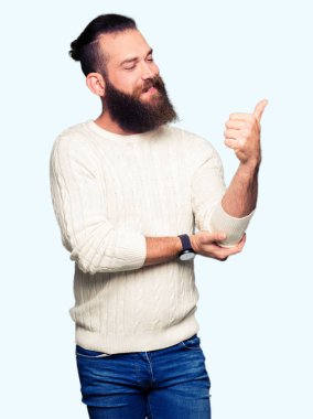 Jest tarafa gurur, seyir kış kazak giyen genç hipster adam yapıyor gülümseyen yaşasın