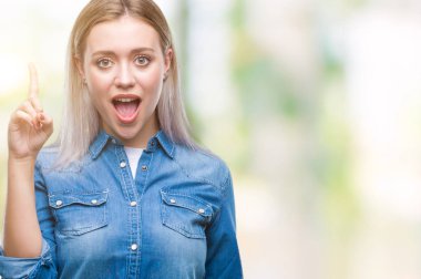 Sarışın genç kadın ile başarılı fikir parmağı yukarıyı izole arka plan üzerinde. Çıktıktan ve mutlu. Bir numara.