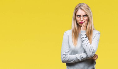 Seyir yorgun ve bıkkın ile depresyon sorun Çapraz kollar ile izole arka plan düşünme üzerinde gözlük takan genç güzel sarışın kadın.