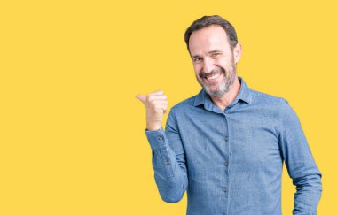 Yakışıklı orta yaş zarif komuta sizde seyir ve başparmak yanında yukarıyı mutlu yüz ile gülümseyen izole arka plan üzerinde.