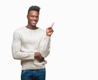 Kameraya bakarak yan el ve parmak ile işaret eden genç Afro-Amerikan adam yüzünde kocaman bir gülümseme ile izole arka plan üzerinde.