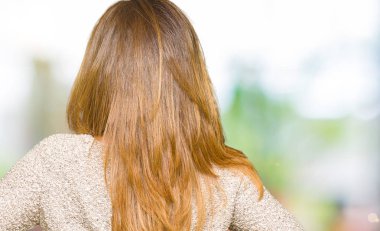 Geriye doğru uzakta silah ile vücut üzerinde arıyorsunuz moda kazak ayakta giyen güzel orta yaş kadın