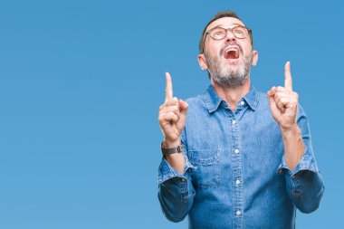 Orta yaş ağarmış komuta sizde hayrete ve yukarıya bakıyor ve parmakları ile işaret ve silah kaldırdı sürpriz izole arka plan üzerinde gözlük.