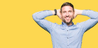 Yakışıklı iş adamı mavi dinlenirken ve kollarını açarak germe gözleri ve baş ve boyun, mutlu gülümseyerek eller