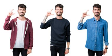 Kolaj üzerinde gülümseyen izole arka plan ve süre seyir ve kamera boyutu işaret parmaklarıyla yapıyor el ile kendinden emin eller genç adam. Ölçü kavramı.