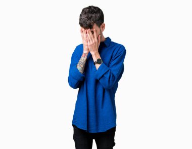 Yakışıklı delikanlı yüzünü elleri ile ağlayarak süre kapsayan üzgün ifade ile izole arka plan üzerinde. Depresyon kavramı.