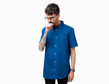 Duygu iyi ve soğuk veya bronşit için semptom olarak öksürük izole arka plan üzerinde gözlük takan yakışıklı delikanlı. Sağlık kavramı.