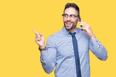 Genç iş adamı izole arka plan üzerinde çok el ve parmak ile tarafına işaret mutlu Evet