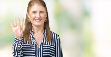 Orta yaş olgun iş kadını gösterilen ve parmakları ile işaret izole arka plan üzerinde dört kendinden emin ve mutlu gülümseyerek iken numara.