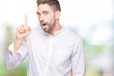 Genç iş adamı ile başarılı fikir parmağı yukarıyı izole arka plan üzerinde. Çıktıktan ve mutlu. Bir numara.