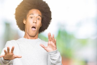 Sportif kazak korkuyor ve dehşet korku ifade dur hareketi el ile ile ile afro saçlı genç Afro-Amerikan adam şokta bağırarak. Panik kavramı.