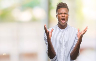 Genç Afro-Amerikan adam izole arka plan çılgın ve kızgın bağırarak ve agresif ifade ve silah kaldırdı bağırıyor. Hayal kırıklığı kavramı.