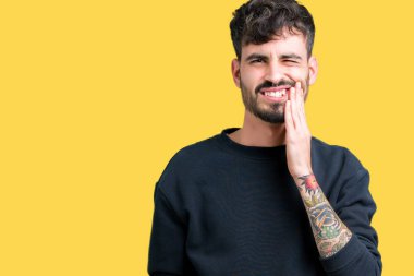 Yakışıklı delikanlı diş ağrısı veya dişlerde dişlerle ilgili hastalık nedeniyle ağız acı ifadesi ile el ile dokunmak izole arka plan üzerinde. Diş hekimi kavramı.