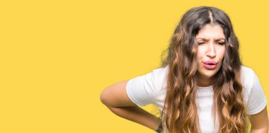 El ile geri, kas ağrısı dokunmadan casual beyaz t-shirt acı sırt ağrısı, giyen genç güzel kadın