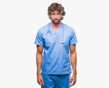 Yakışıklı İspanyol cerrah doktor adam izole arka plan şüpheci ve sorun nedeniyle gergin, papatyanın üzgün. Negatif kişi.