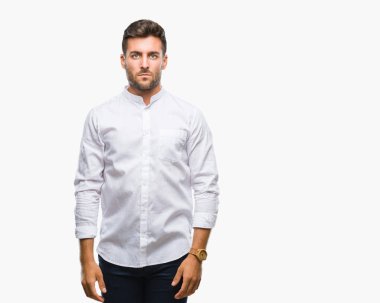 Yakışıklı delikanlı yüzünde ciddi bir ifade ile izole arka plan üzerinde. Basit ve doğal kameraya bakıyor.