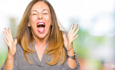 Kızgın ve silah ile başarı için deli kutluyor güzel orta yaş iş kadını kaldırdı ve heyecanlı çığlık gözler kapalı. Kazanan kavramı