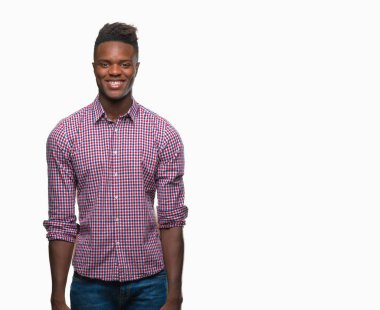 İzole arka plan ile bir mutlu ve güzel genç Afro-Amerikan adam yüzünde gülümseme. Şanslı kişi.
