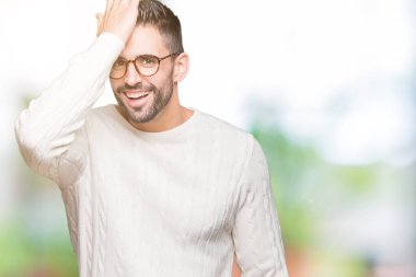 Genç yakışıklı adam gözlük izole arka kafasına hata için el ile sürpriz üzerinde hata hatırlıyorum. Unuttum, kötü bellek kavramı.