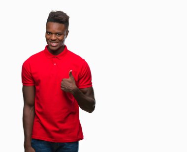 Afrikalı-Amerikalı genç hareketi el ile mutlu yaşasın yapıyor izole arka plan üzerinde. Kameraya bakarak başarı gösteren ile ifade onaylama.